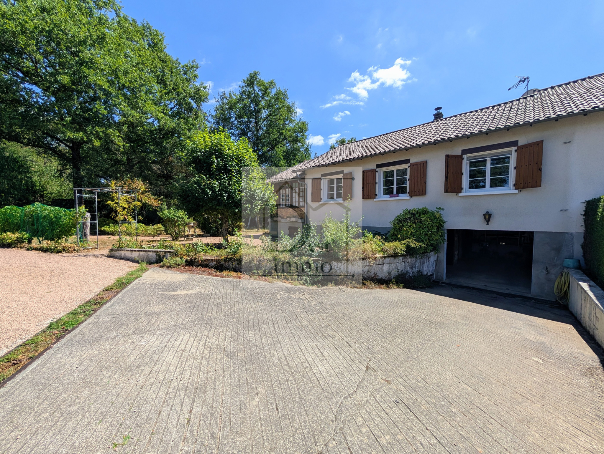 Maison familiale de 140 m2 sur sous-sol complet -- Étagnac